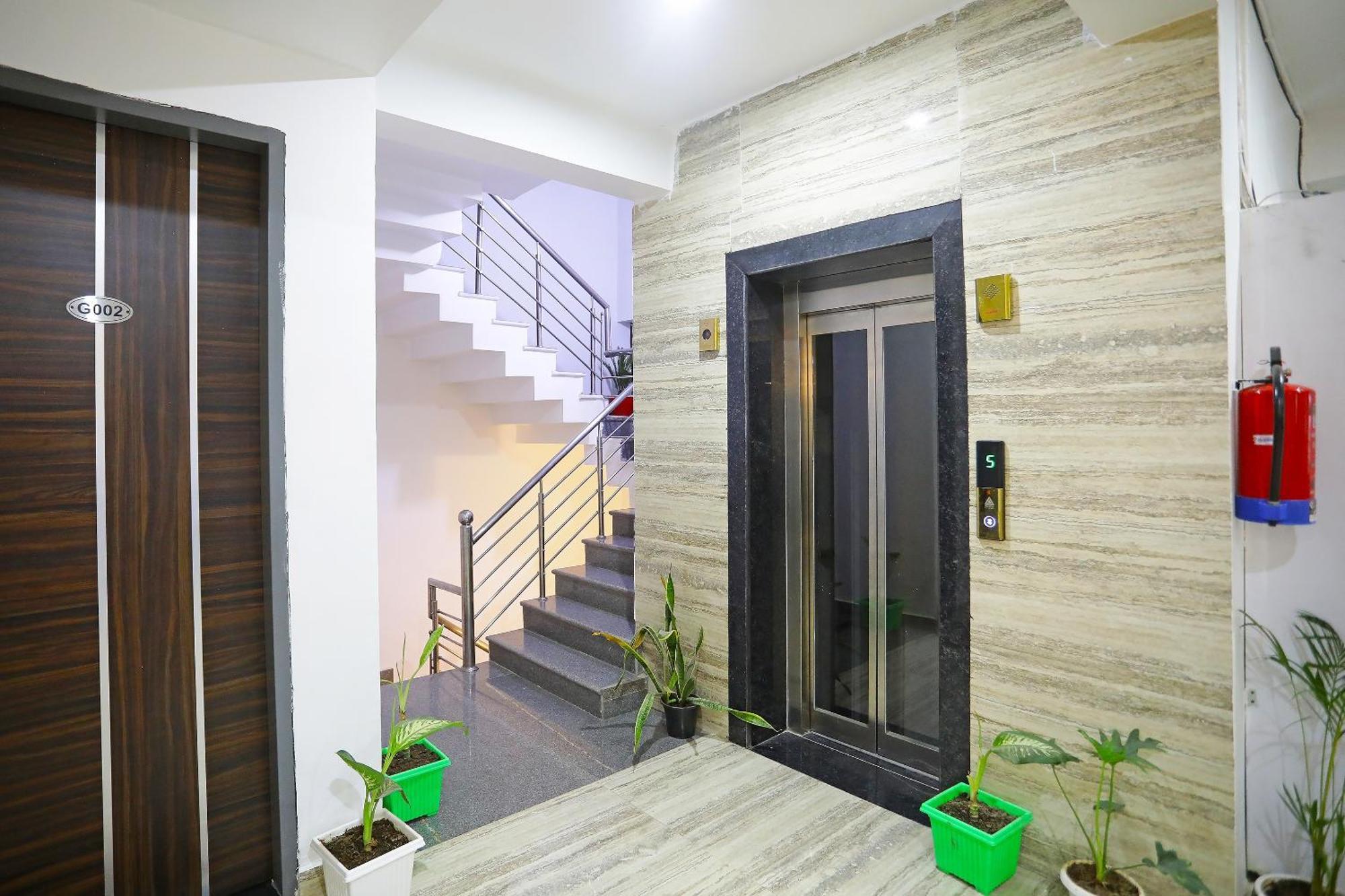 Super Townhouse Cloud Bay, Near Genpact, Sector-69, Gurgaon Hotel Exterior foto